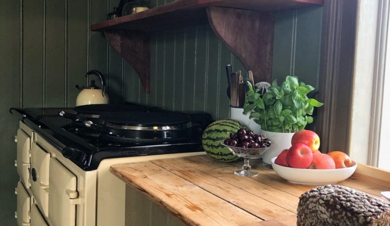 AGA komfyr og gammel kjøkkenbenk på Skjeggenes